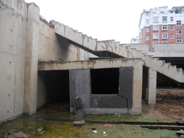 （2011年）平邑明德花園超市（地下），因地下水位變化導(dǎo)致框架梁、柱開裂